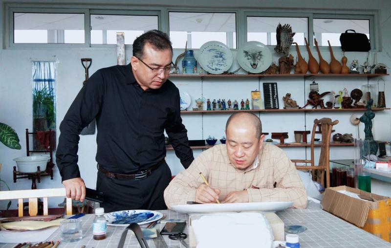 孙利院长看望创作中的孙炳明老师