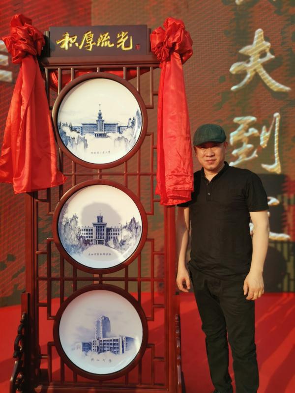 孙炳明老师与“积厚流光”陶瓷艺术屏风合影